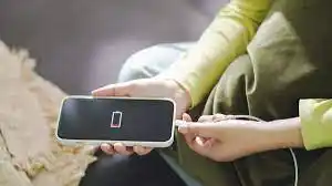 Cuáles son los riesgos de cargar mi celular en lugares públicos