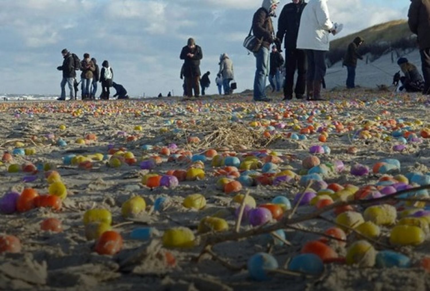 ¡Sorpresa total! una playa amaneció cubierta de miles de huevos Kinder