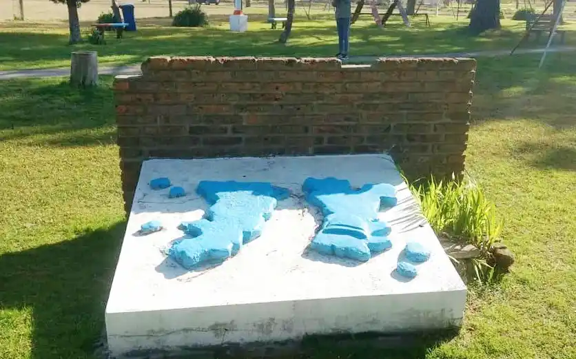 Se derrumbó una parte del Monumento a Malvinas de Irazusta y quedó aplastada una nena de 3 años