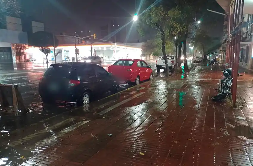 Una mujer fue trasladada con golpes varios tras ser chocada con su moto