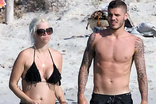 Wanda Nara estrenó la pancita bajo el sol mediterráneo