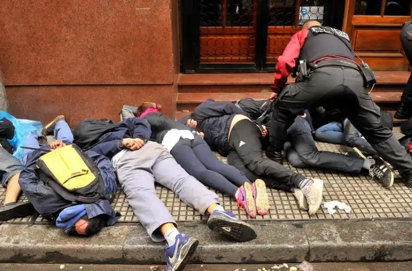 El gobierno busca deportar a los extranjeros detenidos en el Congreso