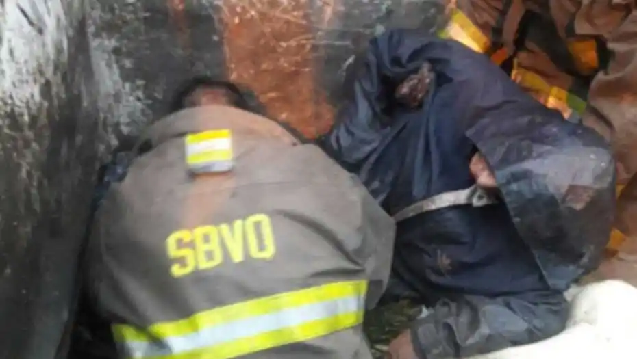 Dormía en un contenedor y un camión de basura lo compactó
