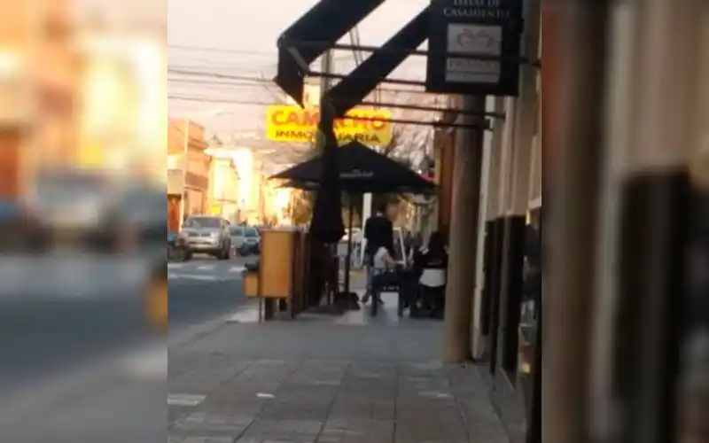 Rosario reclama: “Tuve que bajar el cochecito a la calle para pasar”