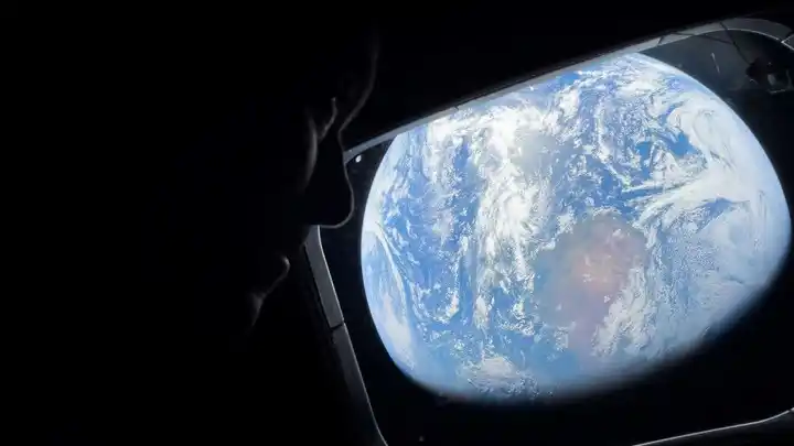 imagen de la Tierra desde los alrededores de la Luna.