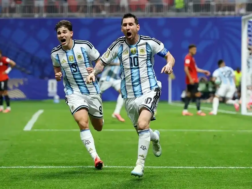 Leo Messi celebra con locura su tanto que dio el empate en un partido para el infarto. Foto: Reuters.