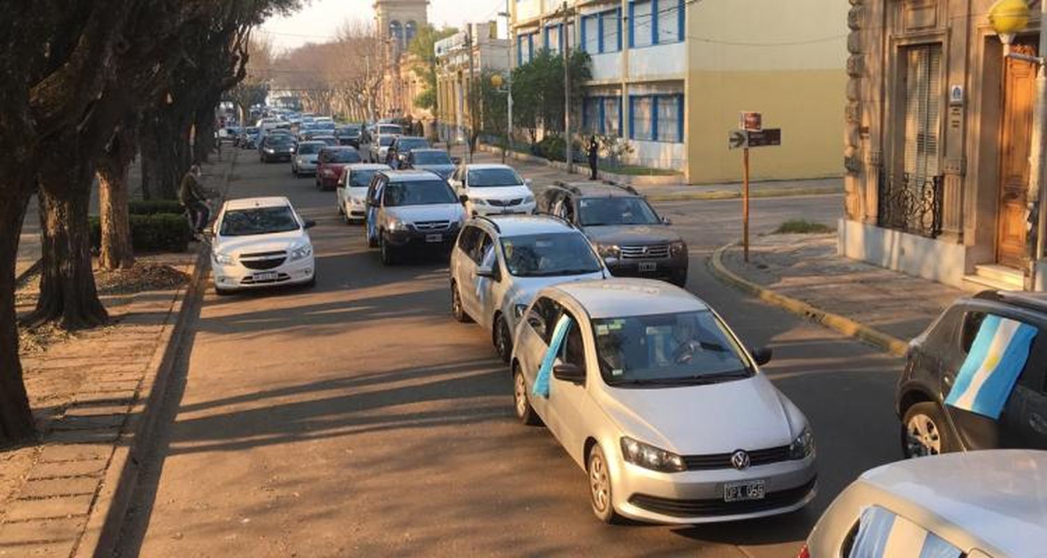 #17A En caravana, vecinos reclamaron contra la reforma judicial con bocinazos, banderas y carteles