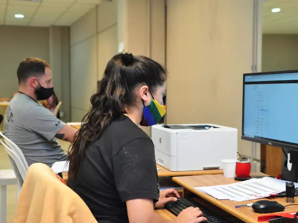Así monitorean los voluntarios el minuto a minuto de la pandemia en la ciudad 