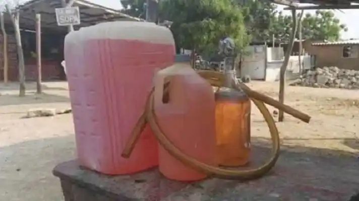 DESESPERADOS:  venezolanos roban crudo de Pdvsa y fabrican su propia gasolina