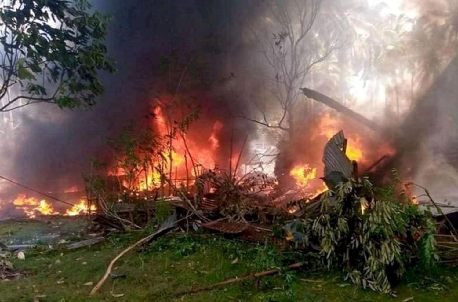 Al menos 29 muertos al estrellarse un avión militar