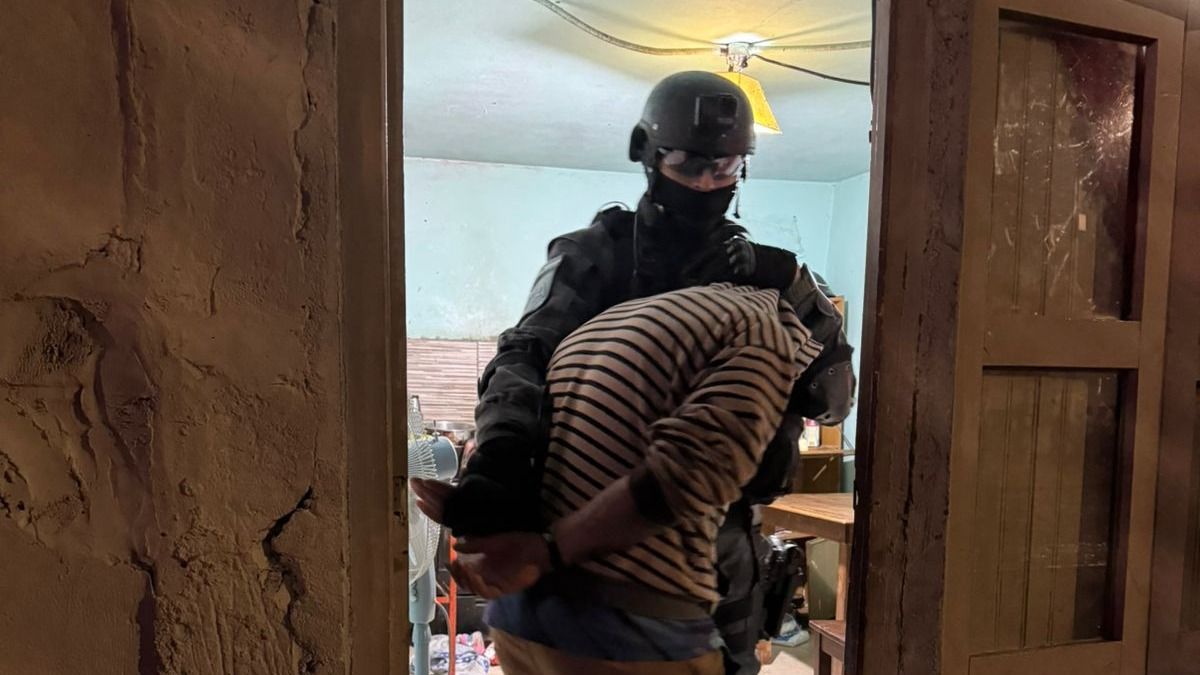 Los allanamientos se realizaron en tres viviendas ubicadas sobre calle Sucre al 800.