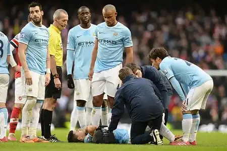 Para Agüero fue gol y lesión en la goleada de Manchester City ante Arsenal