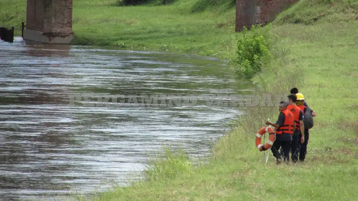 Desesperada búsqueda de un menor que cayó al arroyo de Pergamino