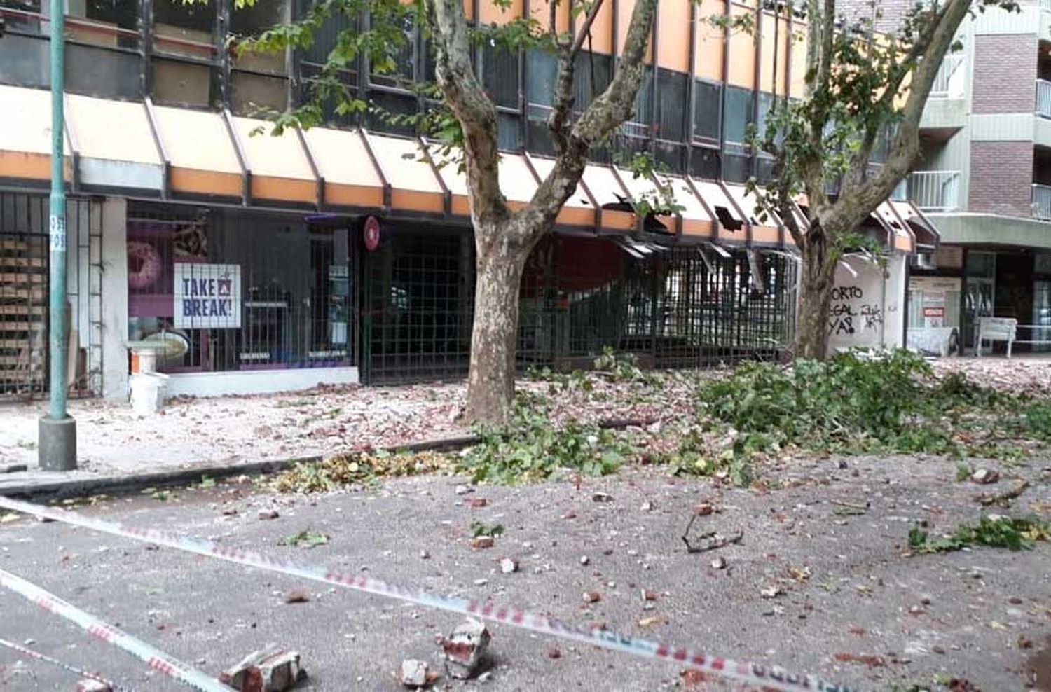 Se derrumbó la mampostería de un edificio en pleno centro