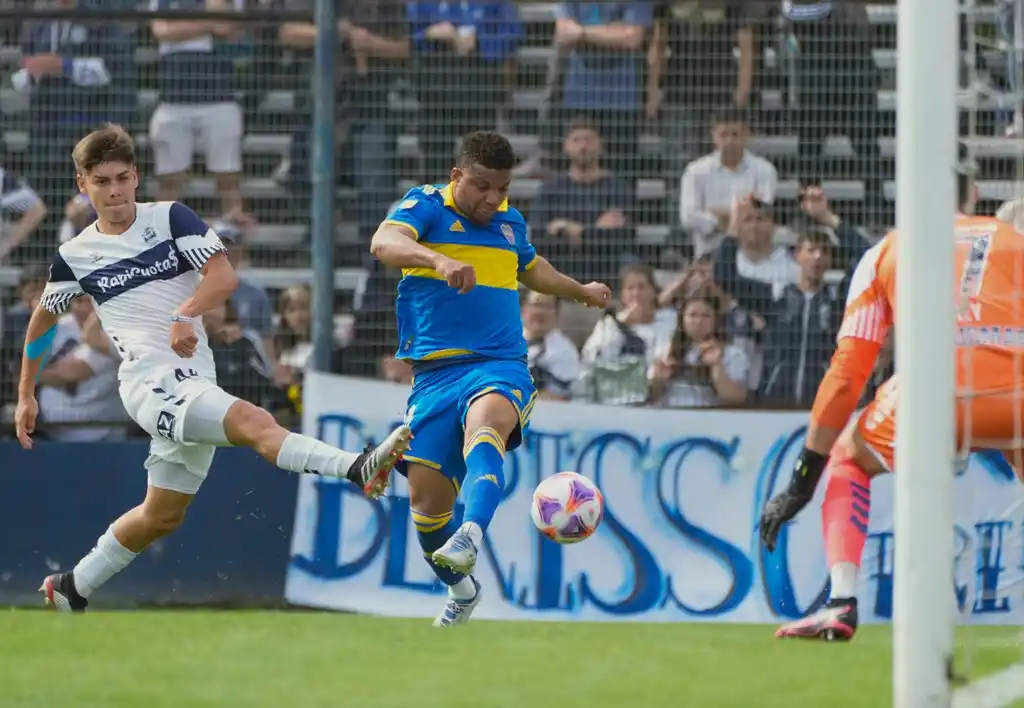 Fabra remata para el primer gol de Boca.