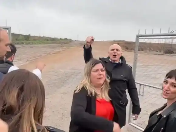 Espert rompió la faja de clausura del predio de Mercado Libre en La Matanza y tildó a Espinoza de "delincuente"