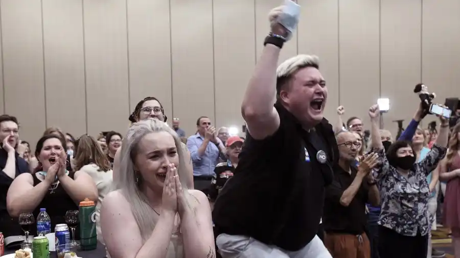 Kansas votó a favor de mantener el derecho al aborto