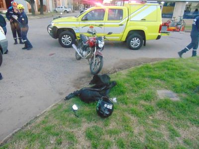 Doble salida de bomberos: un motociclista caído y una boca de tormenta desmoronada