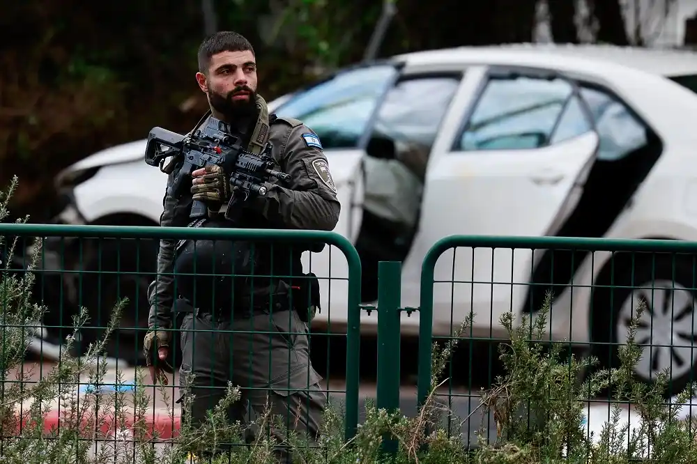 Un auto manejado por dos palestinos provocó una muerta y numerosos heridos en una ciudad israelí.