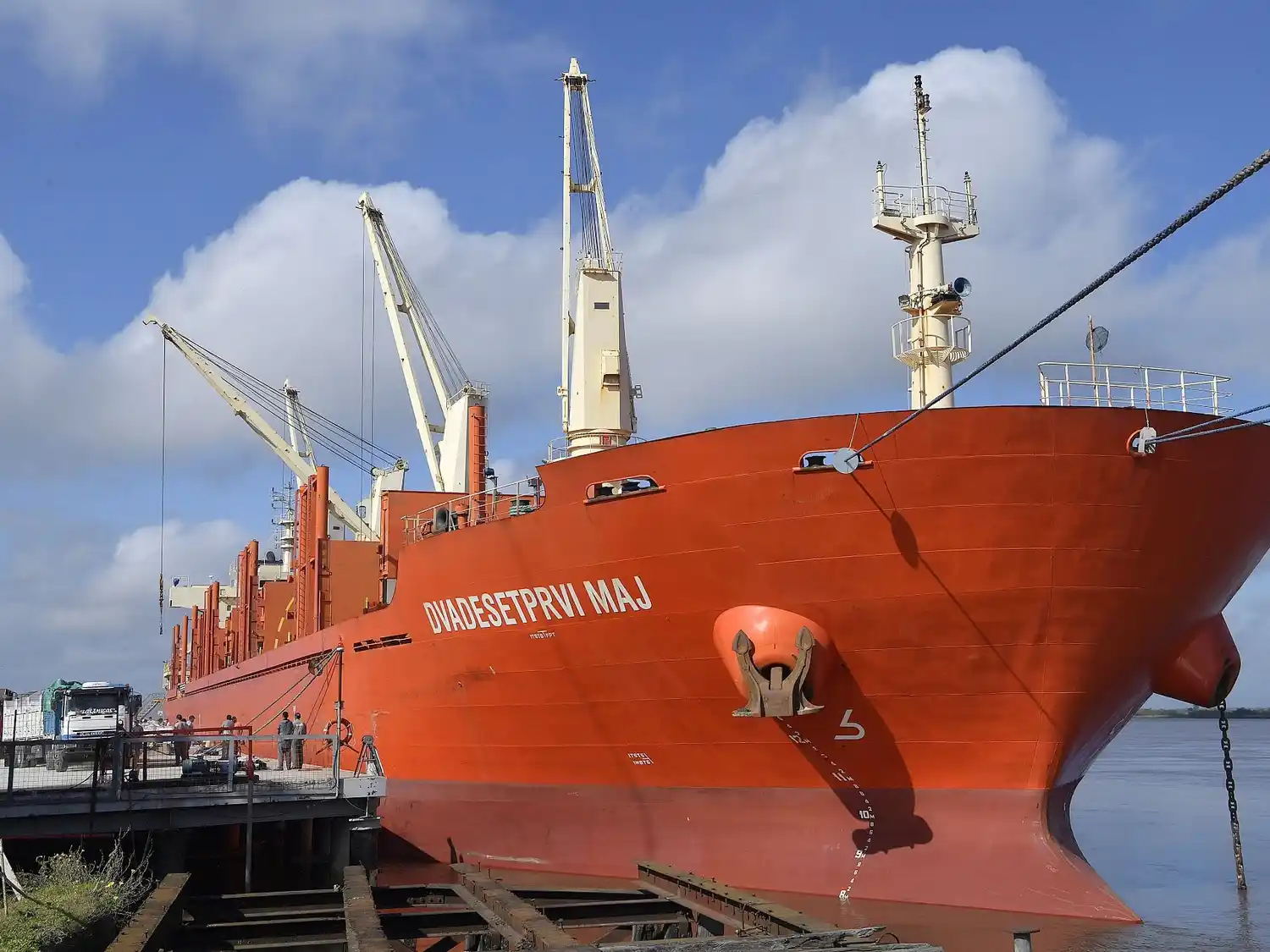 El puerto de Ibicuy se consolida como plataforma estratégica para la exportación de ganado en pie