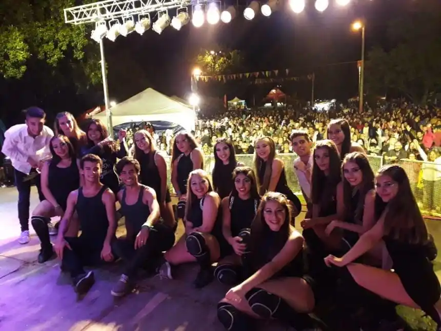 El grupo Staff Dance participó en la Fiesta de Colectividades