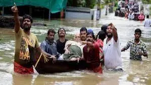 ¡AL MENOS 200 MUERTOS! Deslizamientos de tierra, inundaciones, destrozos y muertes dejan lluvias en India y Nepal