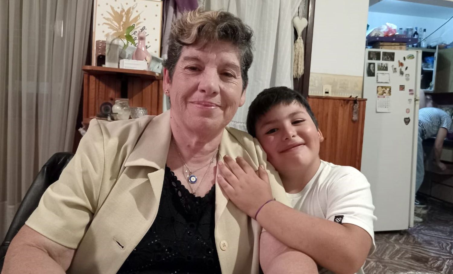 Solidaria. Nélida posa feliz para la foto con uno de sus nietos