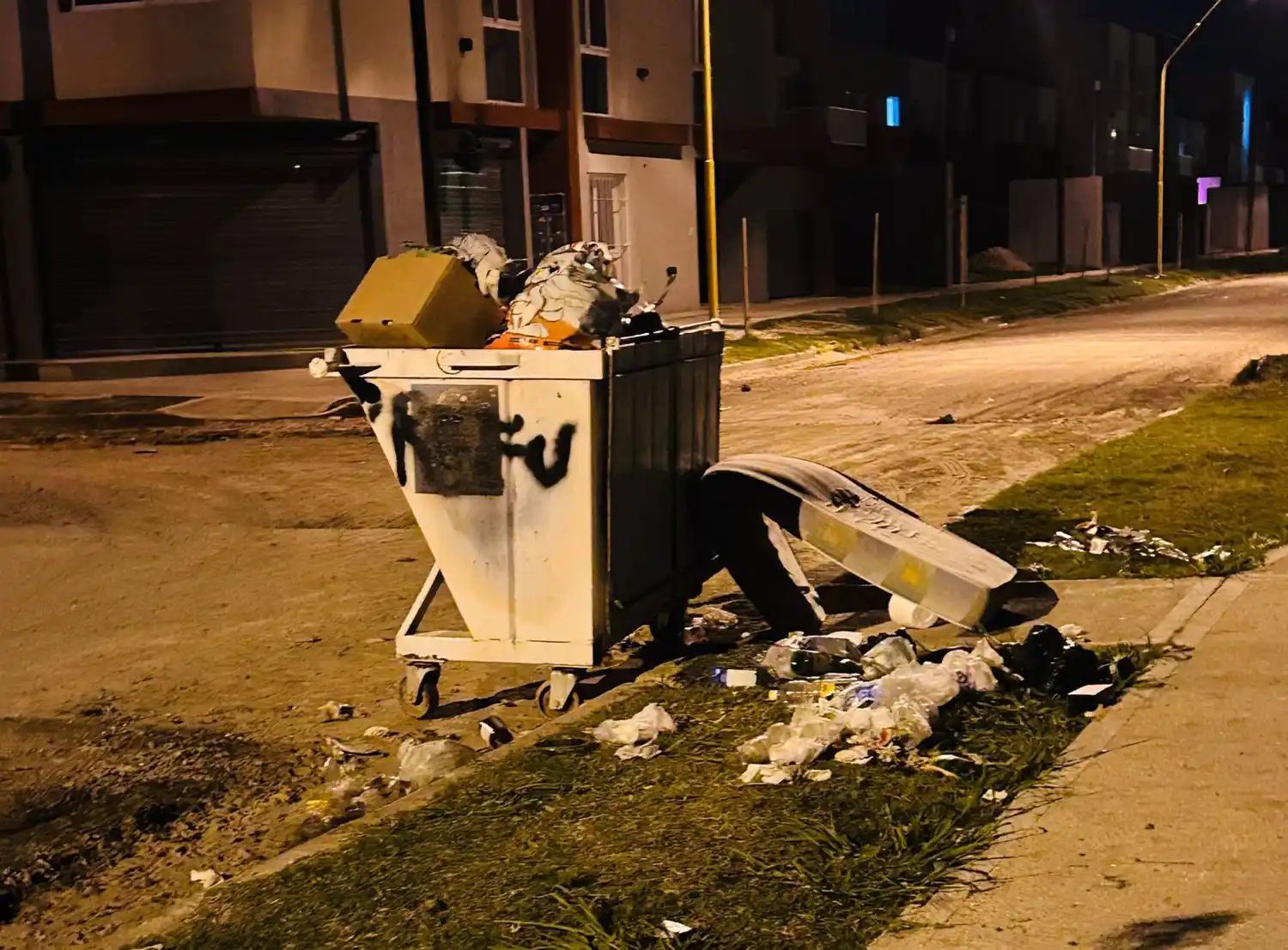 Basura acumulada y quejas de vecinos que piden respuesta al municipio.