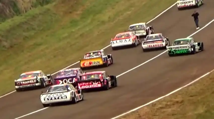 Increíble video: una mujer perdida en medio de una carrera de TC