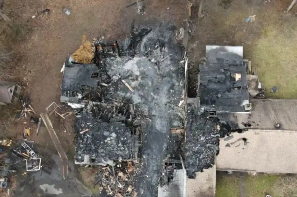 Se negó a desalojar la casa y murió al hacerla explotar con decenas de gatos dentro