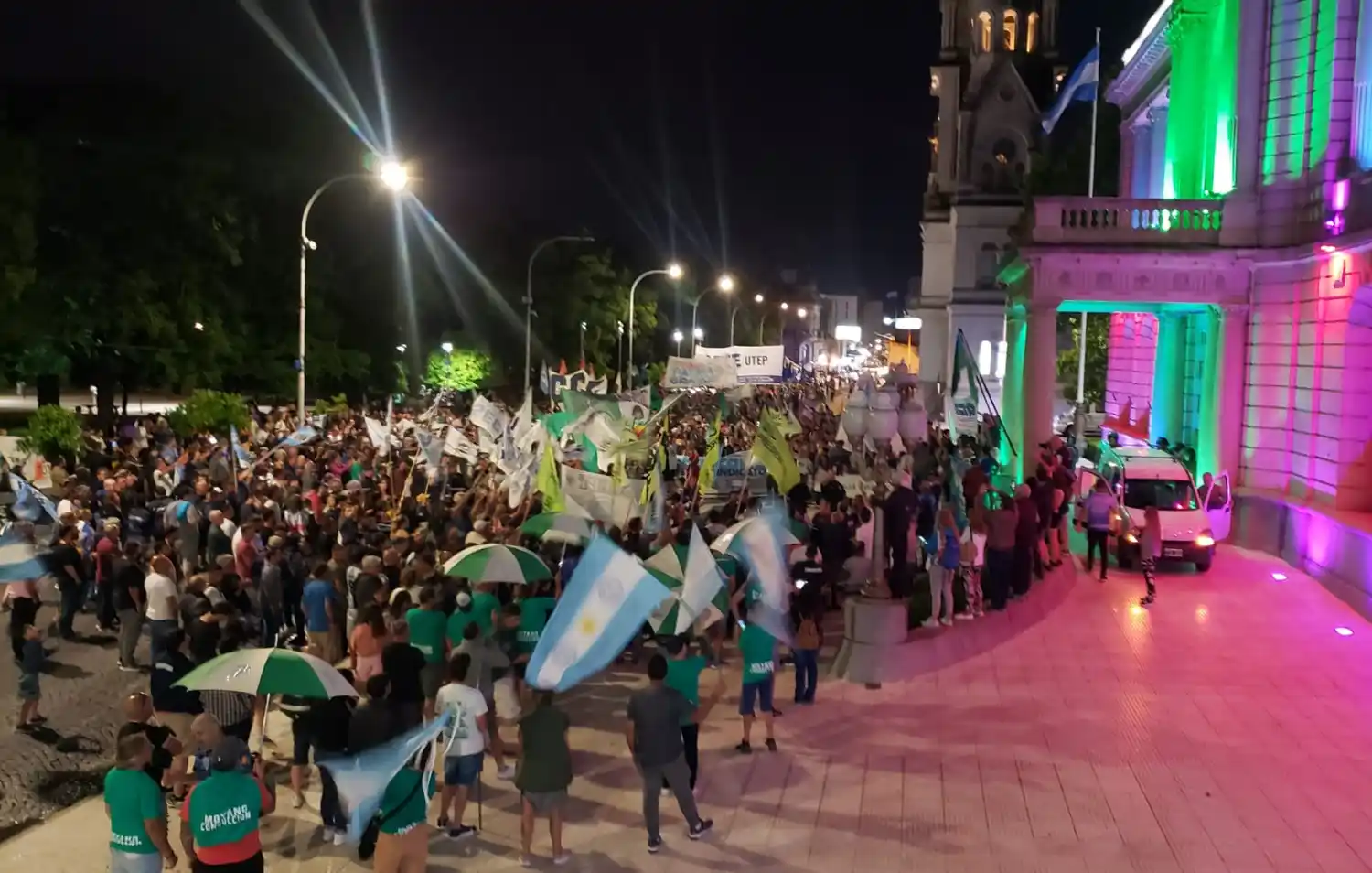La marcha terminó en la municipalidad.