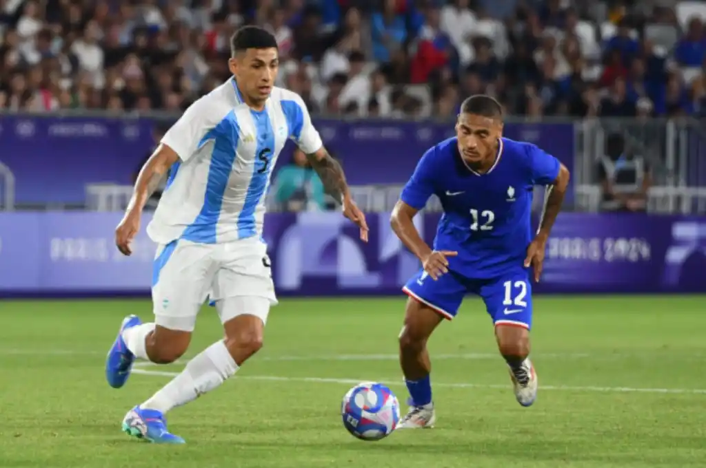 Durante el primer tiempo, Mateta complicó al equipo argentino.