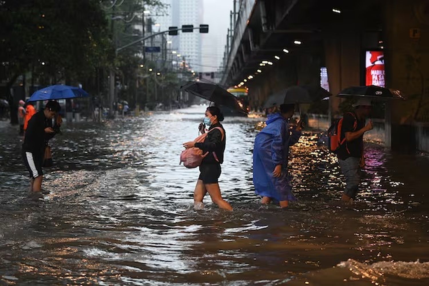 El tifón causó al menos ocho fallecidos en Filipinas.