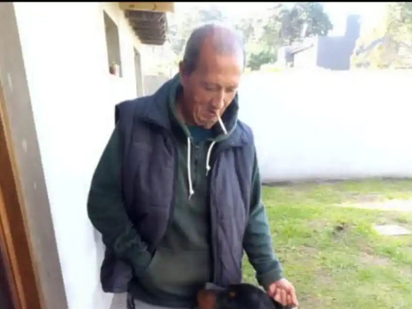 Al momento de ausentarse vestía un buzo con capucha gris, pantalón de algodón gris, campera polar verde, chaleco negro y zapatillas deportivas grises.