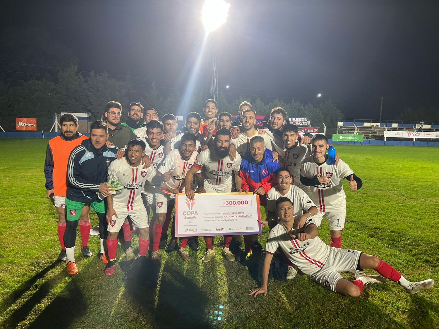 El equipo de Elortondo posando con el cheque tras la victoria en los penales.