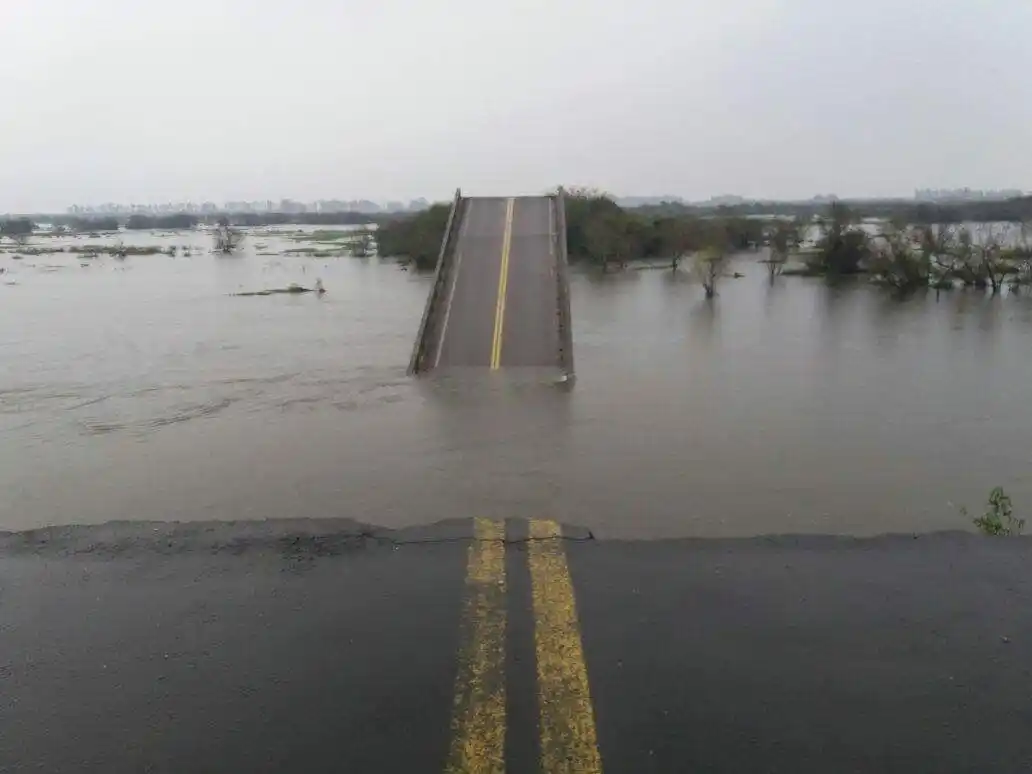 Por crecida del río se cayó un puente en Corrientes