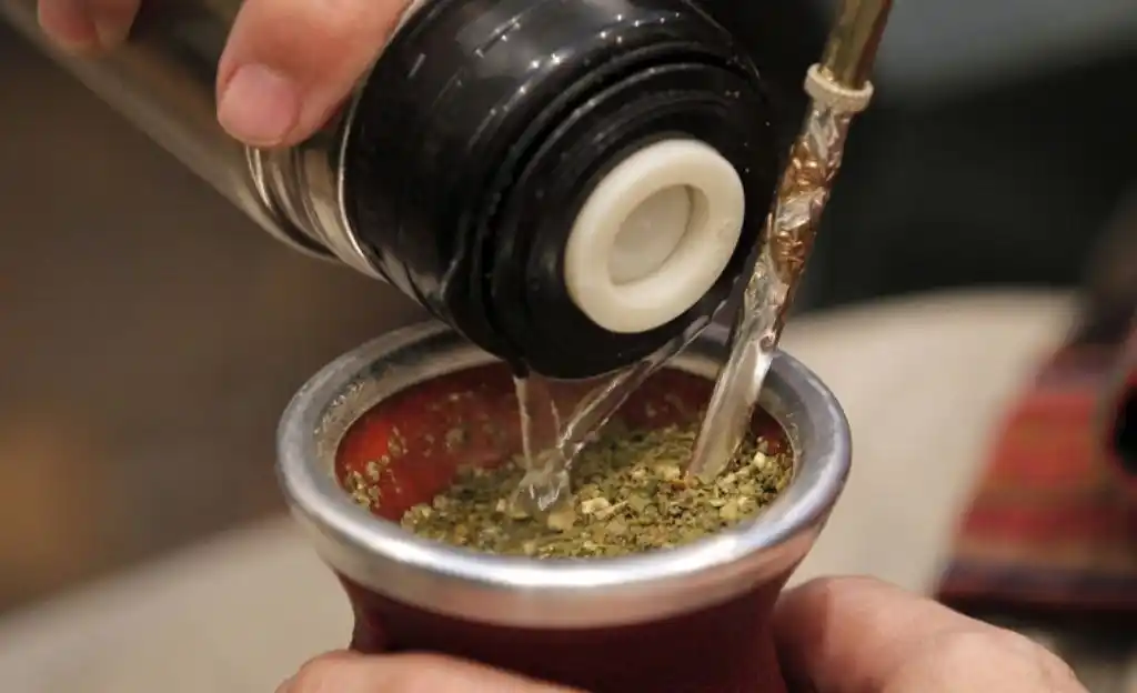 Hoy en día un paquete de yerba de un kilo oscila entre los $2800 y $3200.