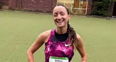 Florencia Borelli con su dorsal en Manchester.