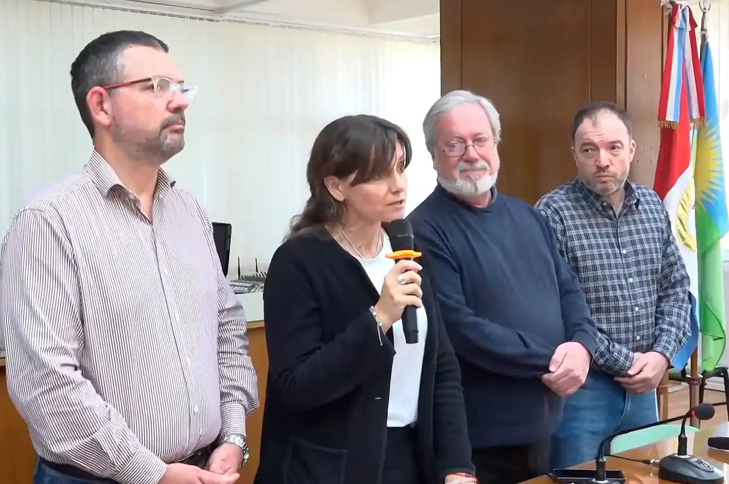 Funcionarios del Departamento Ejecutivo Municipal entregan los proyectos Presupuesto 2026 y Ordenanza Tributaria. - 1