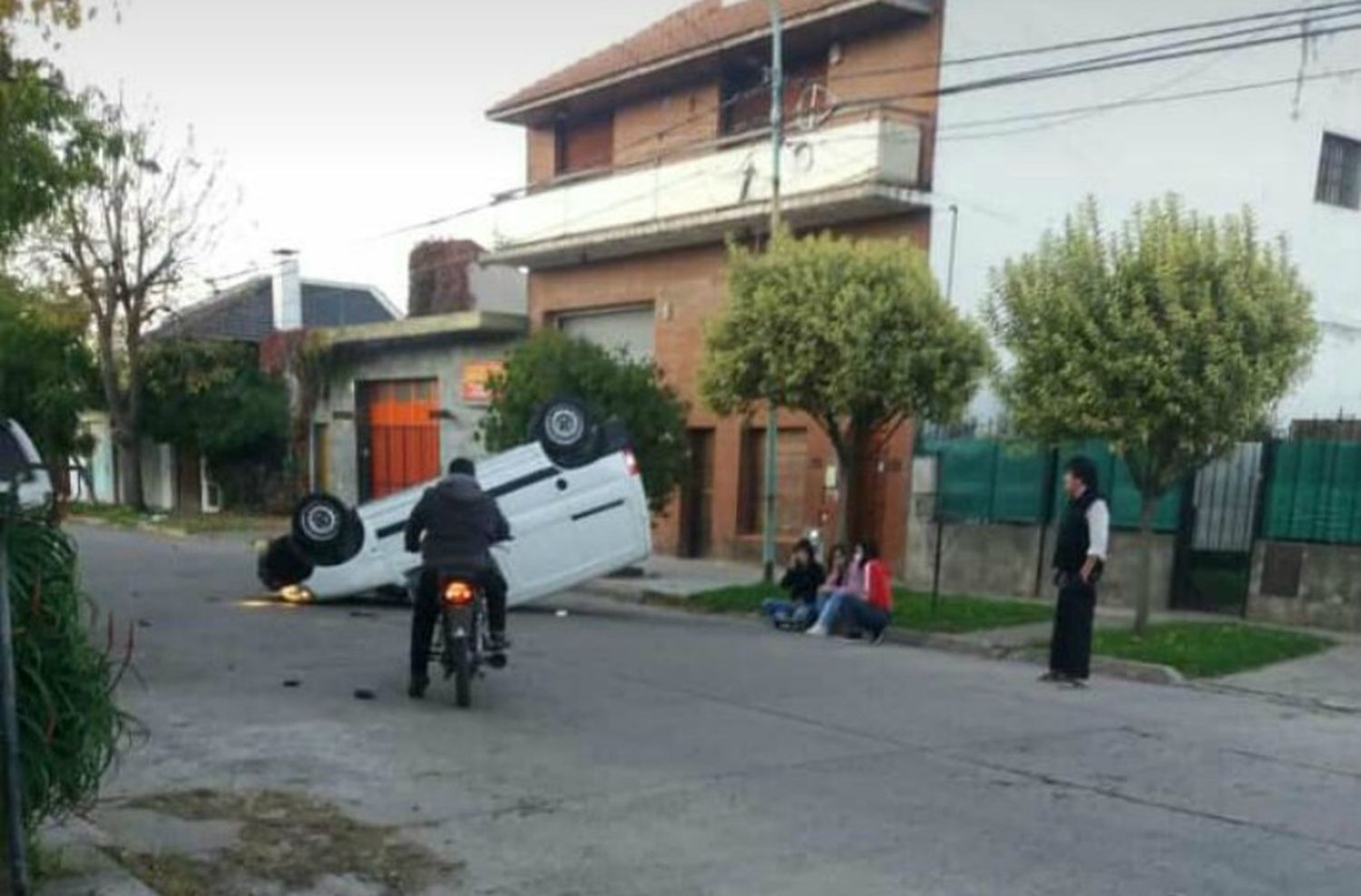 Espectacular vuelco en barrio Sarmiento