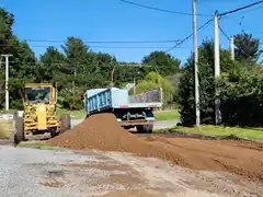 Trabajan en el mantenimiento y la mejora de las calles de tierra de la ciudad