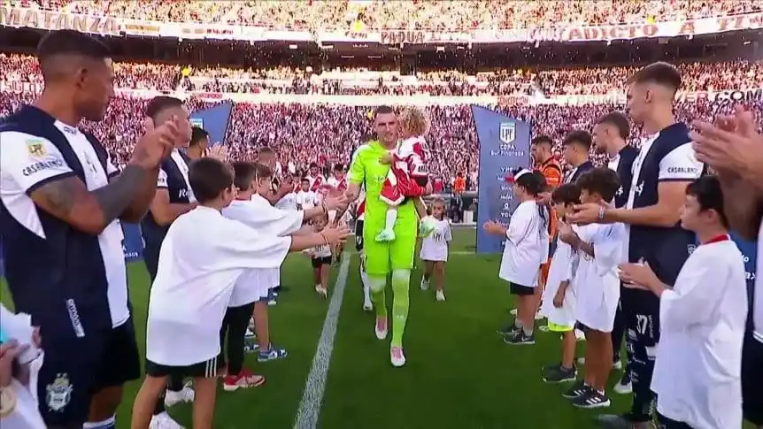 El pasillo del campeón de Gimnasia a River en El Monumental.