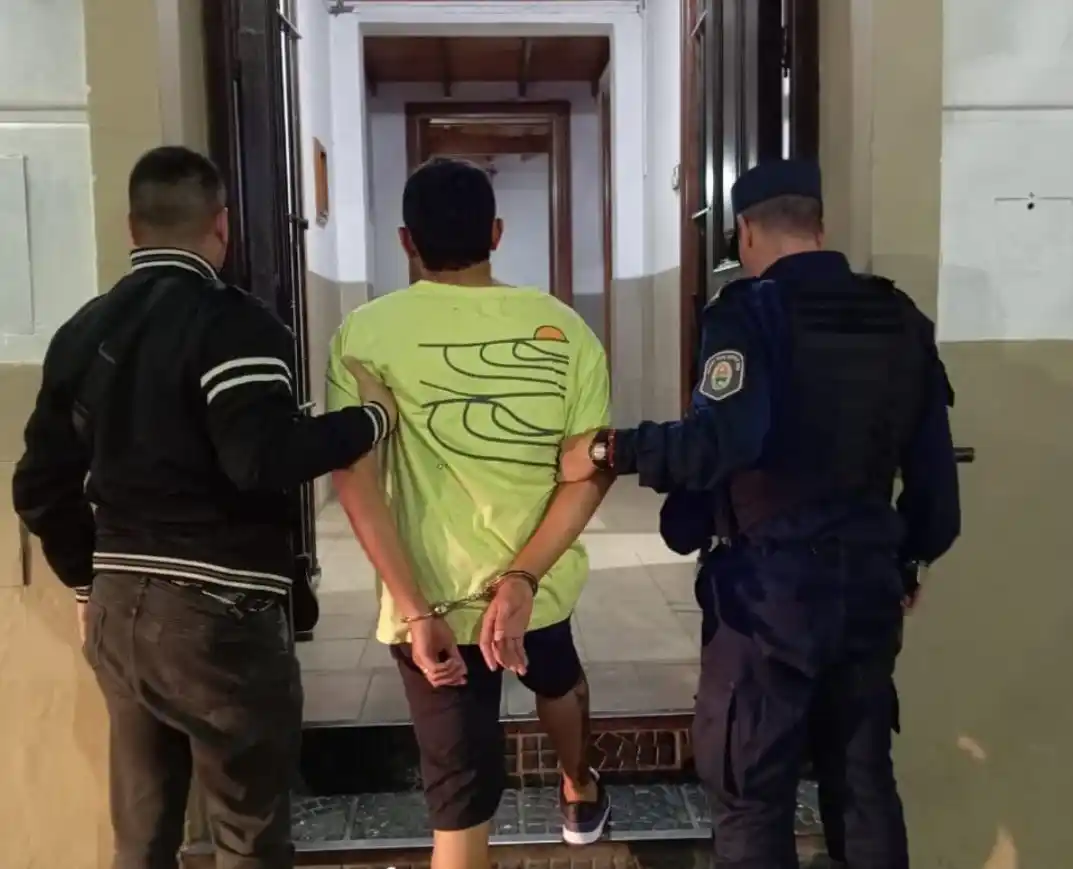 Un colombiano residente en Victoria fue detenido por atacar con arma blanca a su pareja y robarle dinero