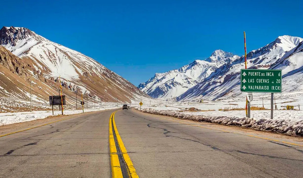 La ruta argentina que serpentea a la vera de un viejo ferrocarril entre picos nevados y paisajes increíbles