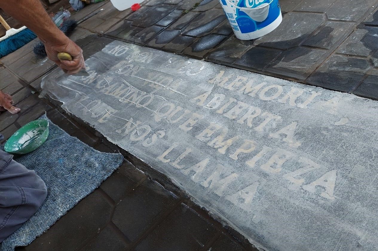 El año pasado descubrieron una nueva baldosa en la palza Belgrano.
