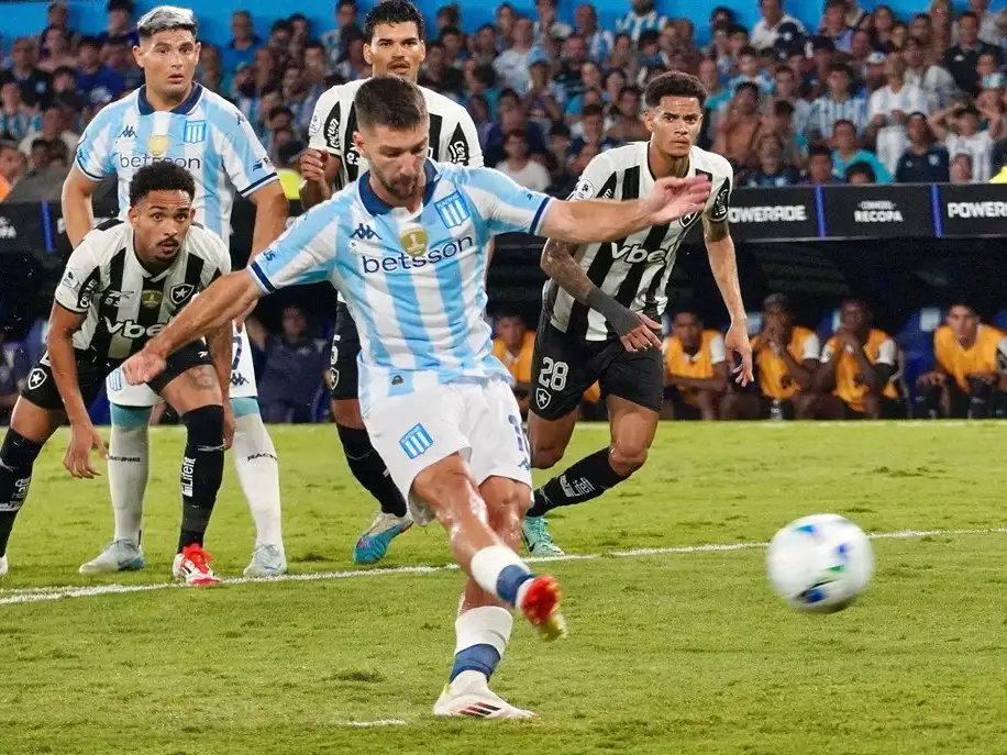 Vietto define de penal para el primer gol de Racing.