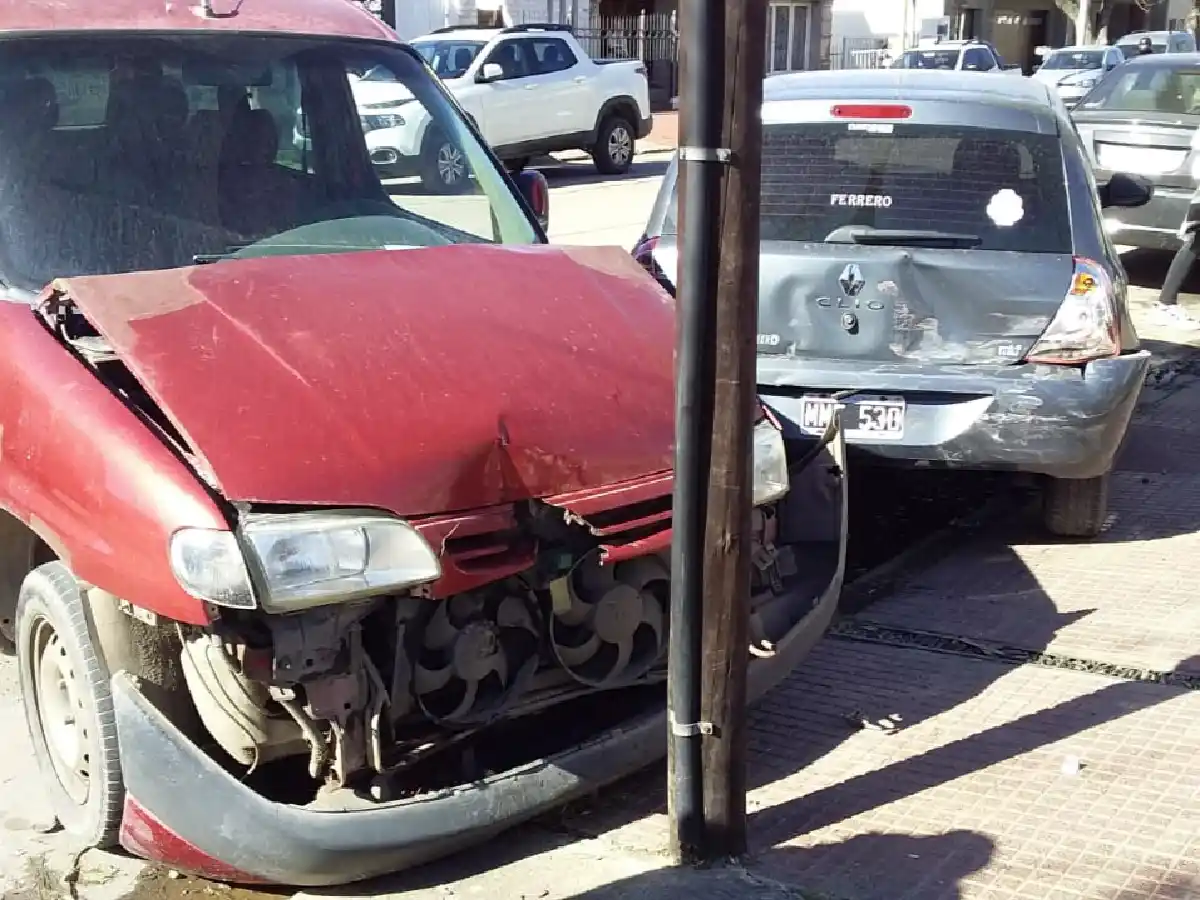 Espectacular triple choque en barrio Roca