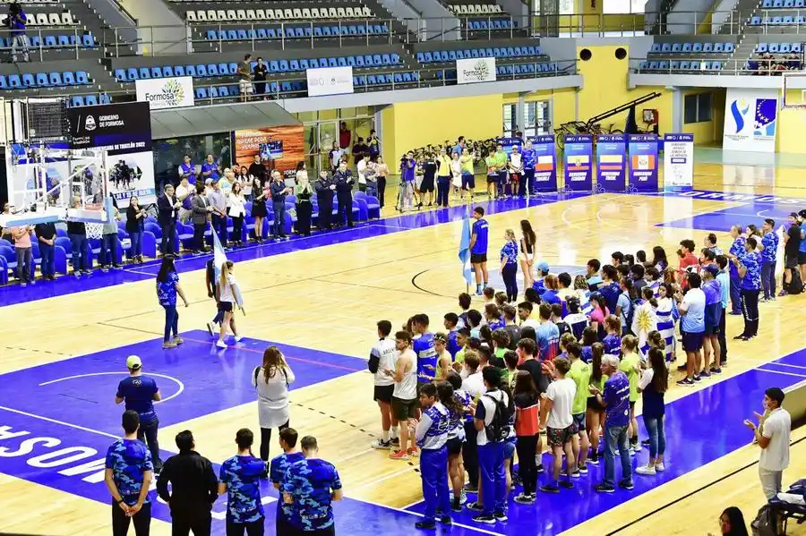 Con la presencia de atletas de doce países se 
inicia el Suramericano y Copa Panamericana