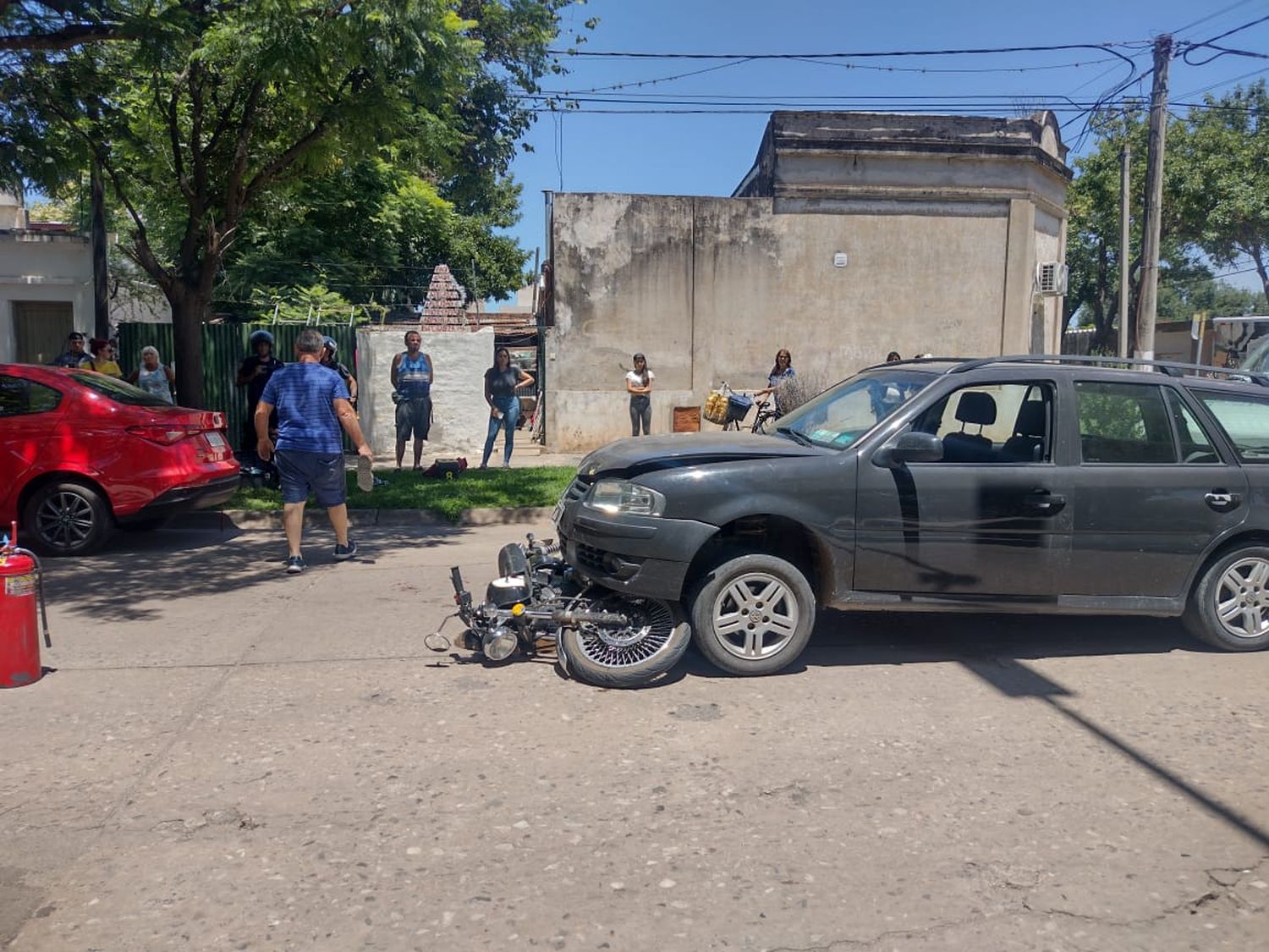 Bomberos debieron sacar la moto que quedó aplastada por el auto.