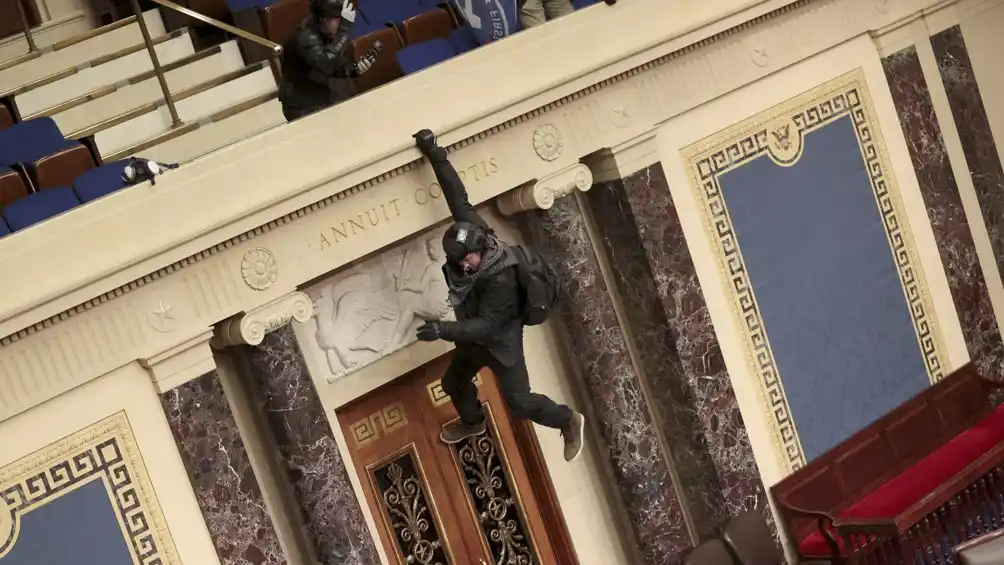 Manifestantes proTrump rompieron el cerco de seguridad y entraron al Congreso